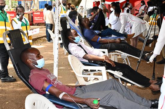当地时间2021年6月14日，肯尼亚首都内罗毕，人们在内罗毕献血。当日是世界献血者日。